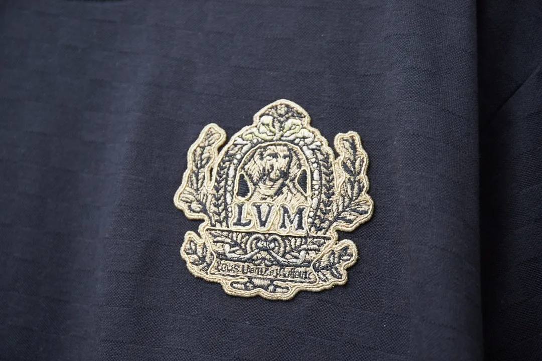 🅿️190 Louis LV 25ss new early spring short-sleeved checkerboard jacquard crown embroidered short-sleeved light luxury essential item for daily commuting for men and women Correct version Welcome to compare Detailed features · Pique jacquard fabric, 100% pure cotton with high count cotton added, dry and avoid stuffiness, made by computer knitting machine or hand loom, similar in shape to bees. · The gold thread embroidery sealing process is combined, interweaving metal threads with other silk threads · Double-needle stitching across seams · Original main mark, washed tag, branded moisture-proof paper packaging Color: black/white/green Size: S/M/L/XL